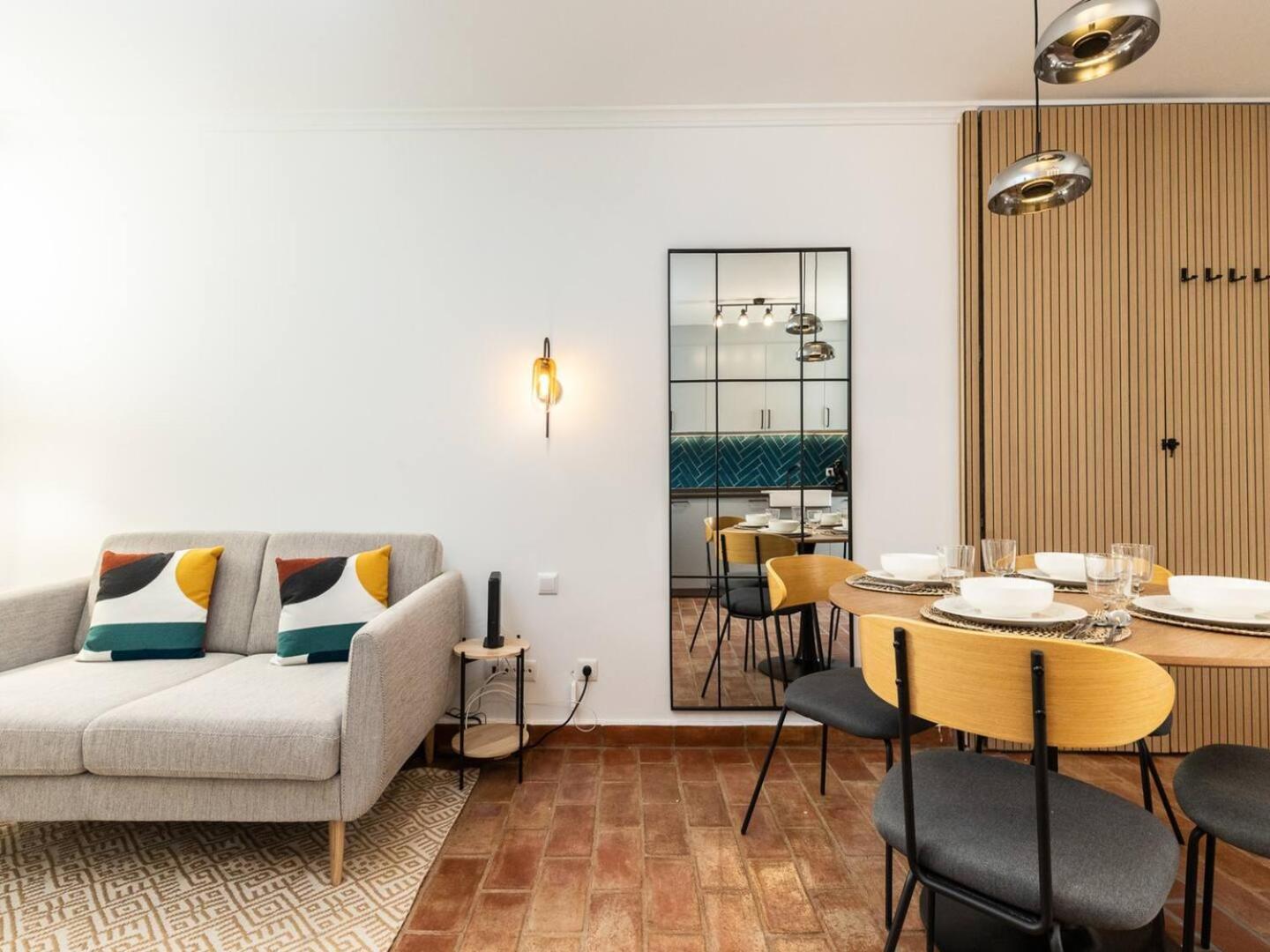 New!! Cherry House - Traditional Townhouse In The Heart Of