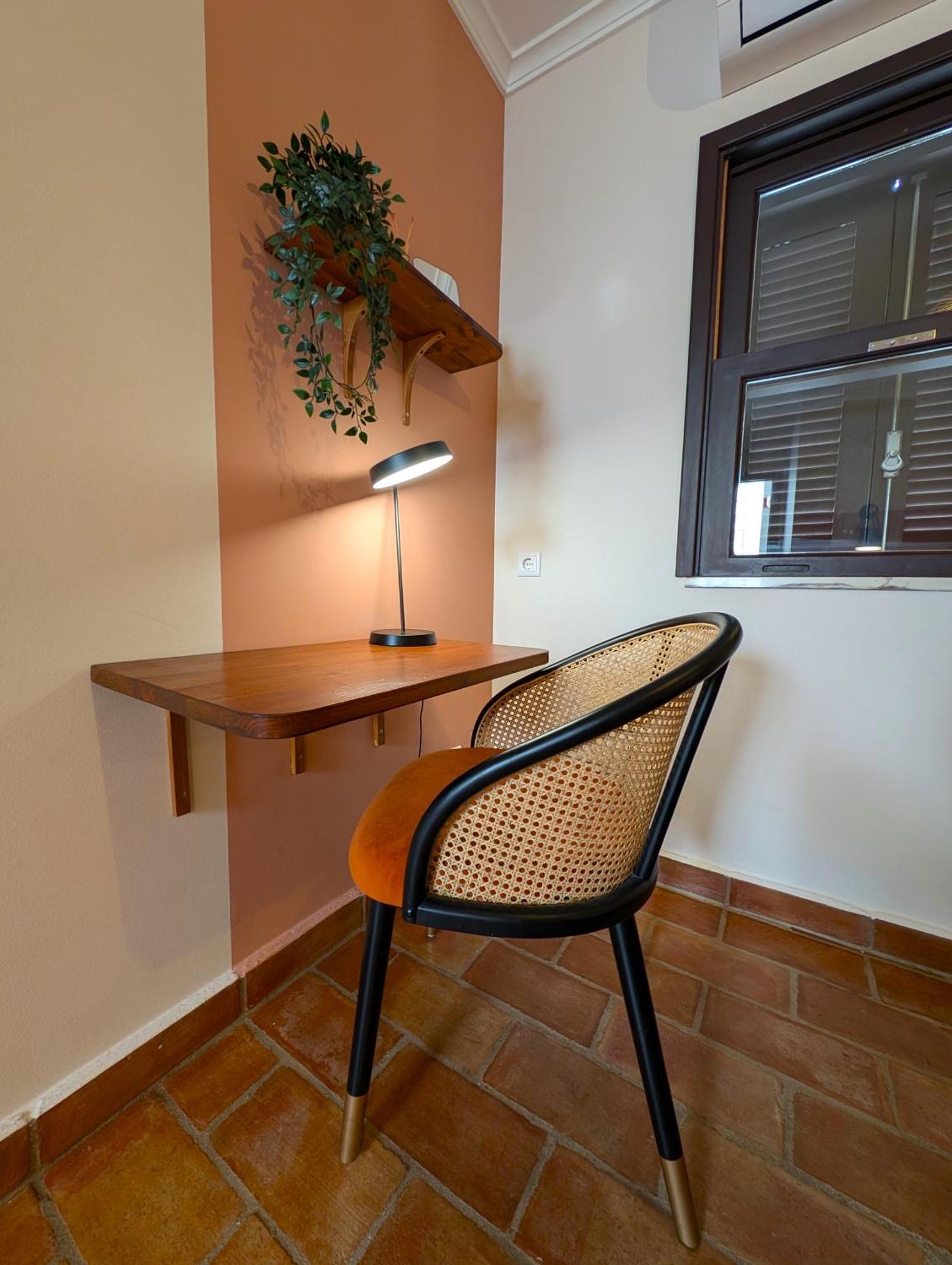 New!! Cherry House - Traditional Townhouse In The Heart Of